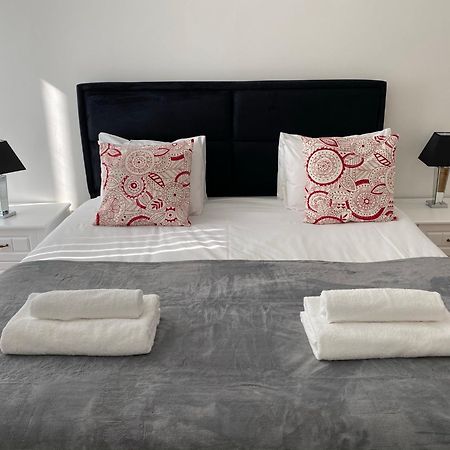 Berks Luxury Serviced Apartments , Free Parking, Free Gym And Free Wifi Бракнел Стая снимка
