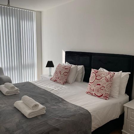 Berks Luxury Serviced Apartments , Free Parking, Free Gym And Free Wifi Бракнел Стая снимка