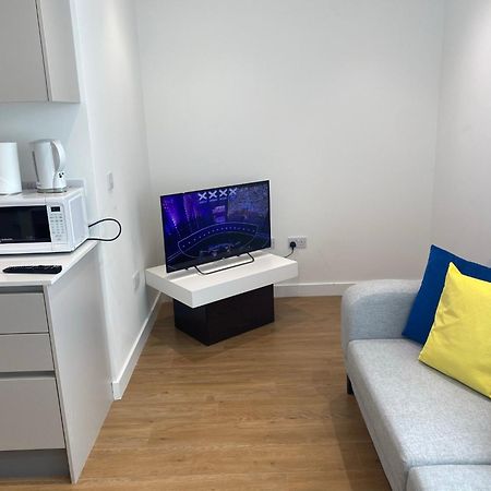 Berks Luxury Serviced Apartments , Free Parking, Free Gym And Free Wifi Бракнел Стая снимка