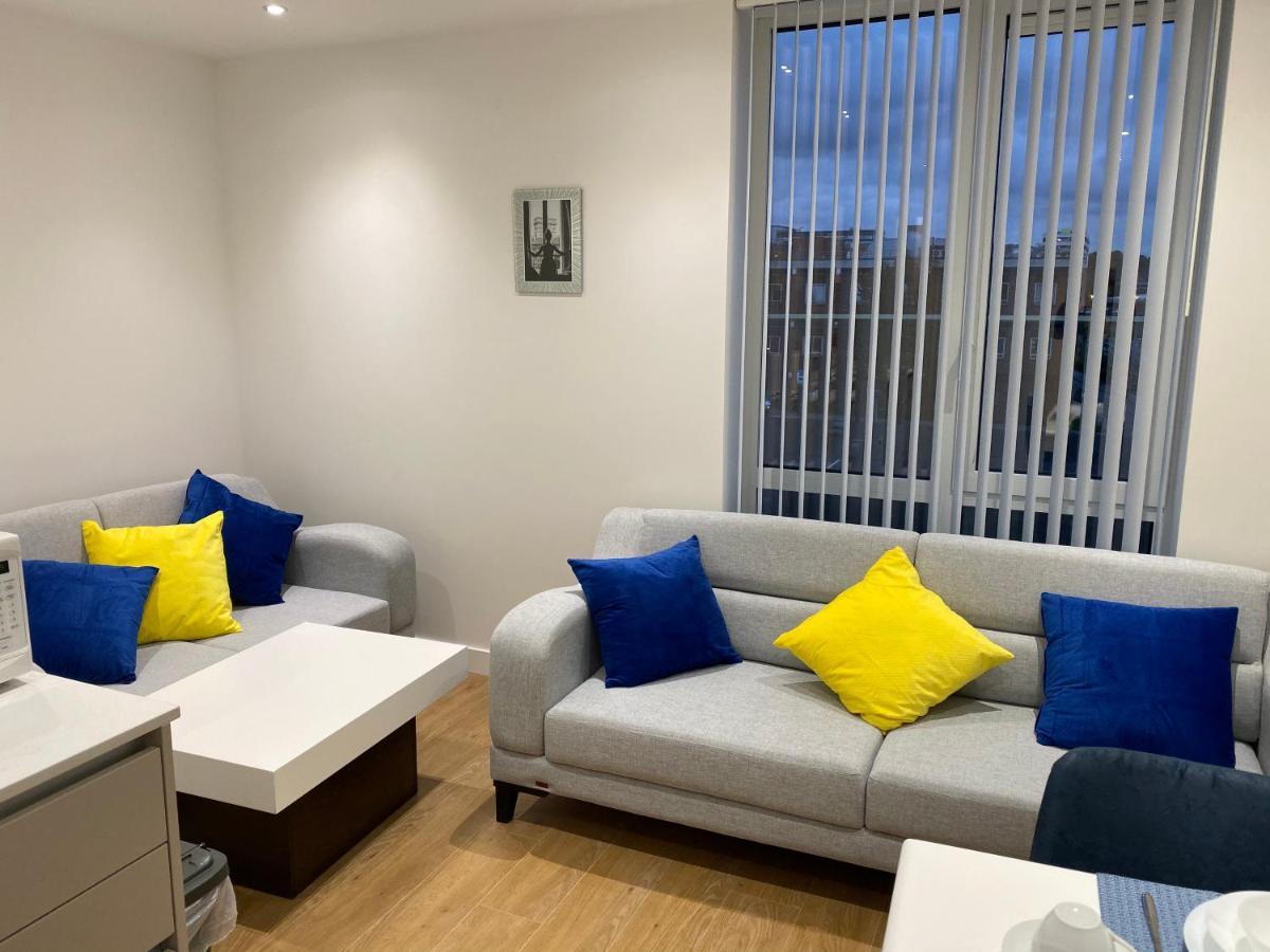 Berks Luxury Serviced Apartments , Free Parking, Free Gym And Free Wifi Бракнел Екстериор снимка