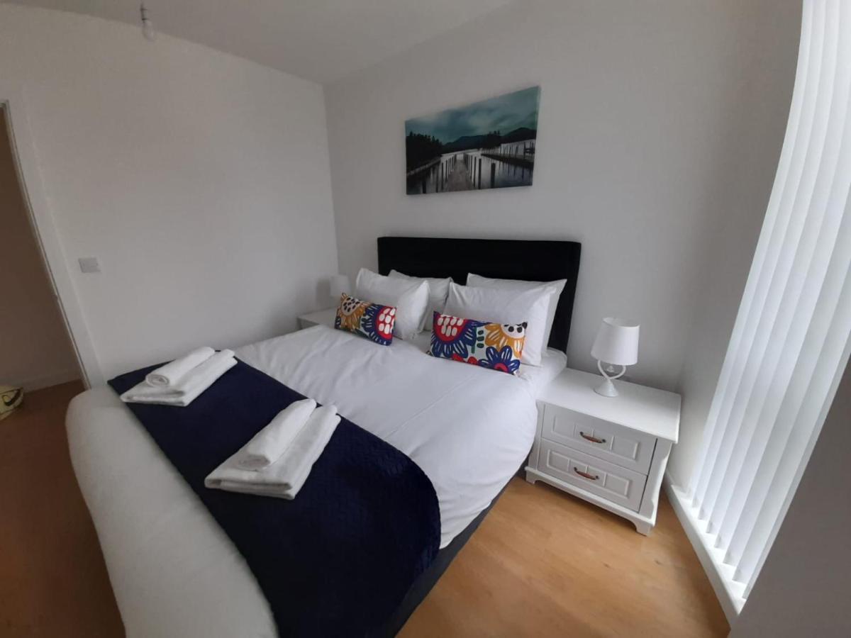 Berks Luxury Serviced Apartments , Free Parking, Free Gym And Free Wifi Бракнел Екстериор снимка