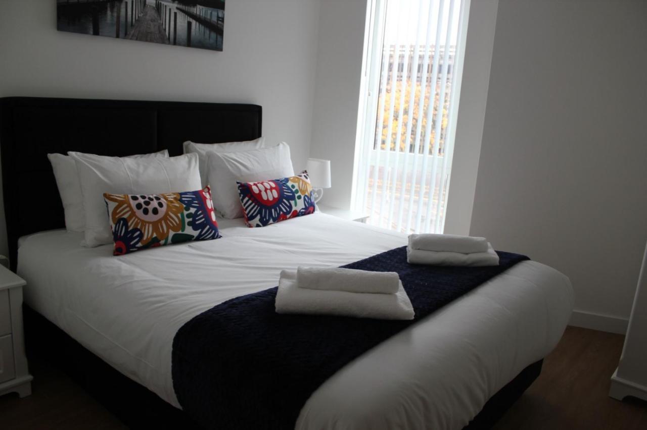Berks Luxury Serviced Apartments , Free Parking, Free Gym And Free Wifi Бракнел Екстериор снимка