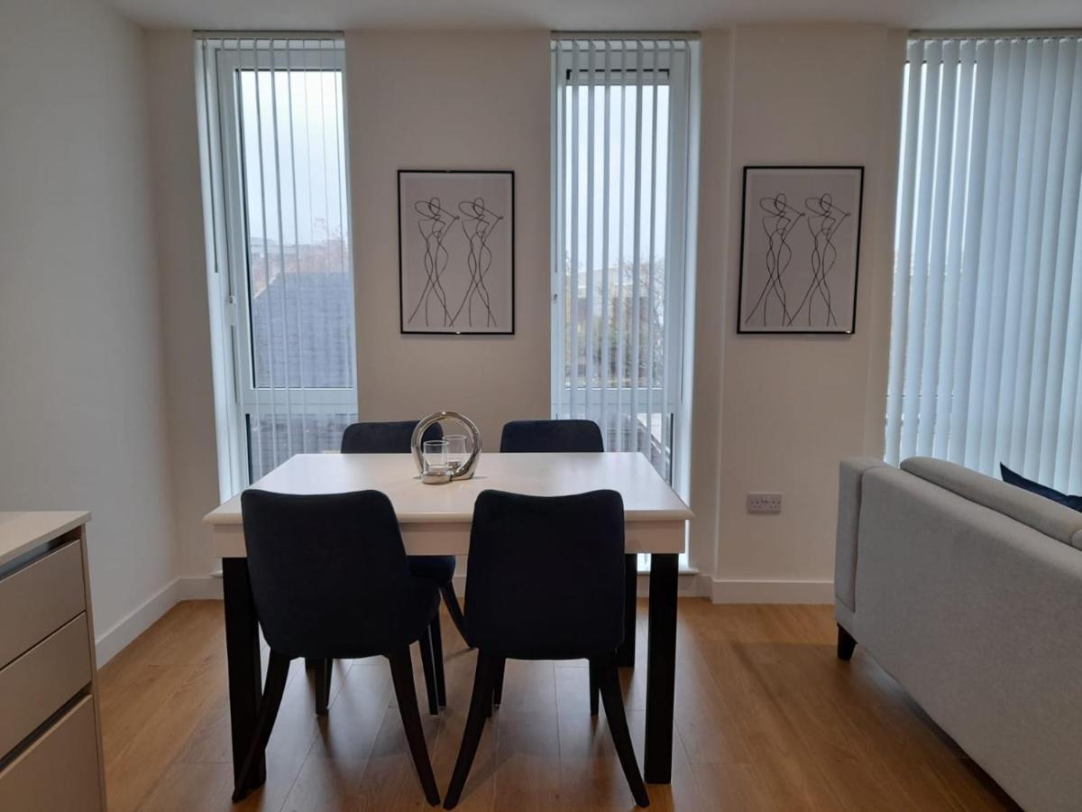 Berks Luxury Serviced Apartments , Free Parking, Free Gym And Free Wifi Бракнел Екстериор снимка