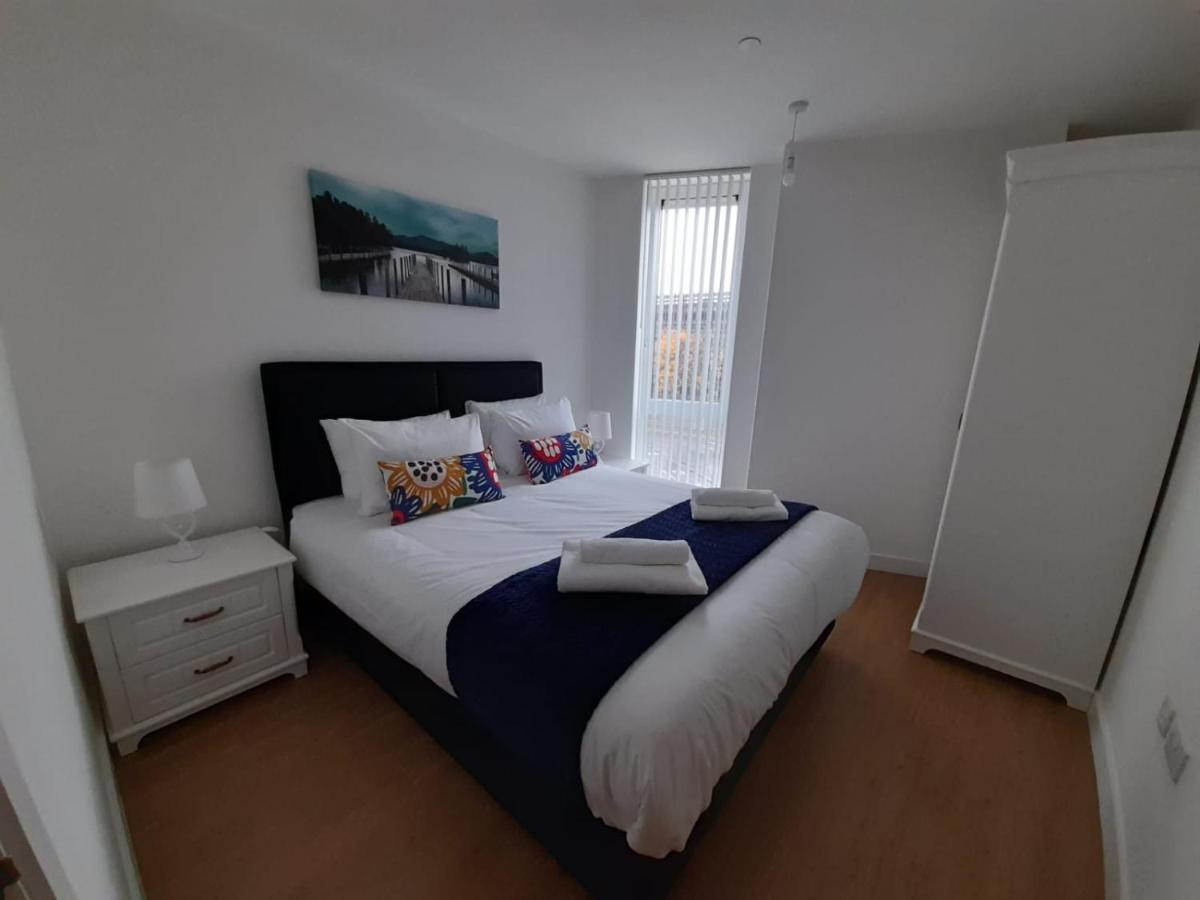 Berks Luxury Serviced Apartments , Free Parking, Free Gym And Free Wifi Бракнел Екстериор снимка