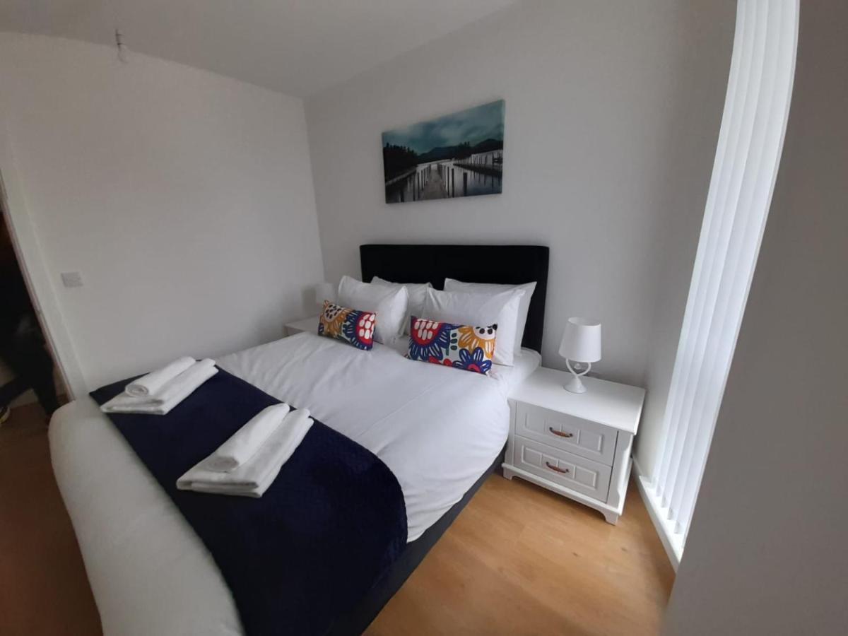 Berks Luxury Serviced Apartments , Free Parking, Free Gym And Free Wifi Бракнел Екстериор снимка