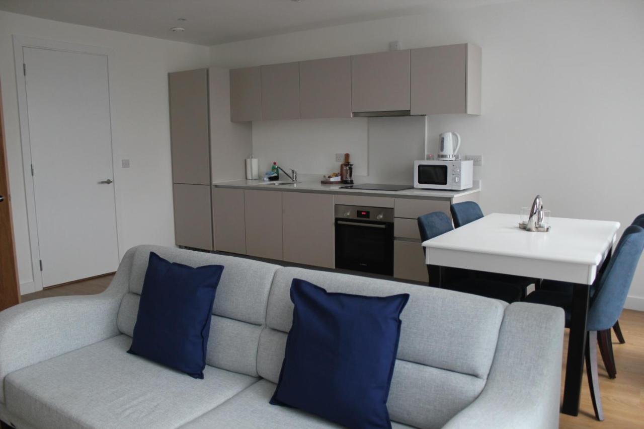 Berks Luxury Serviced Apartments , Free Parking, Free Gym And Free Wifi Бракнел Екстериор снимка