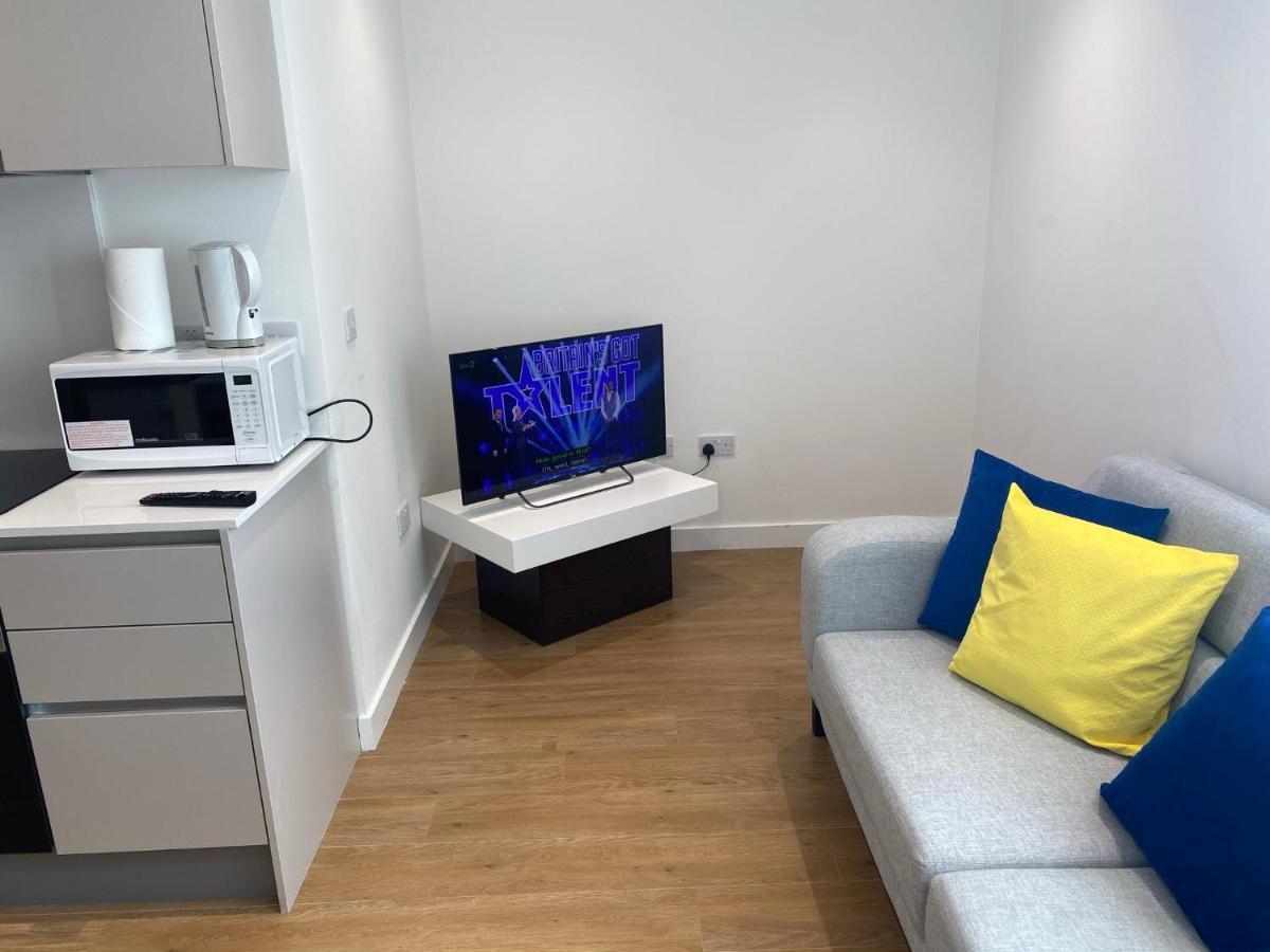 Berks Luxury Serviced Apartments , Free Parking, Free Gym And Free Wifi Бракнел Екстериор снимка