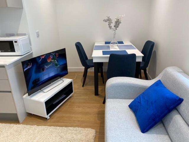 Berks Luxury Serviced Apartments , Free Parking, Free Gym And Free Wifi Бракнел Екстериор снимка