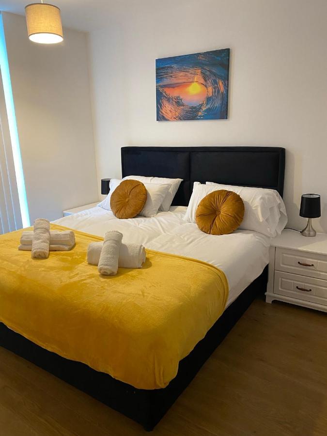 Berks Luxury Serviced Apartments , Free Parking, Free Gym And Free Wifi Бракнел Стая снимка