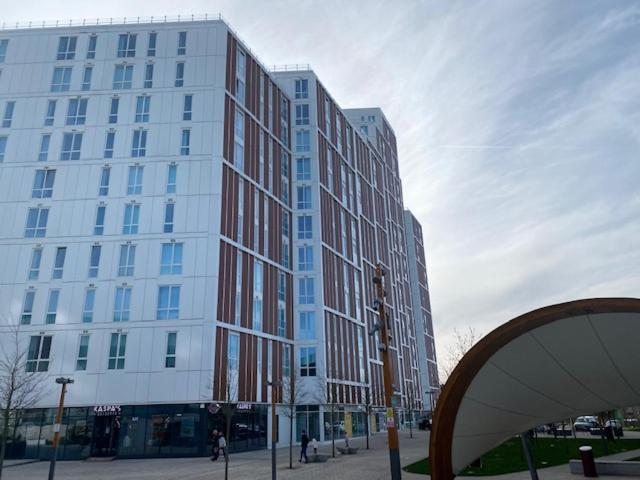Berks Luxury Serviced Apartments , Free Parking, Free Gym And Free Wifi Бракнел Екстериор снимка