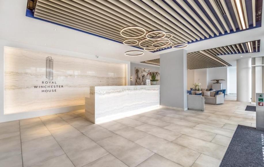 Berks Luxury Serviced Apartments , Free Parking, Free Gym And Free Wifi Бракнел Екстериор снимка