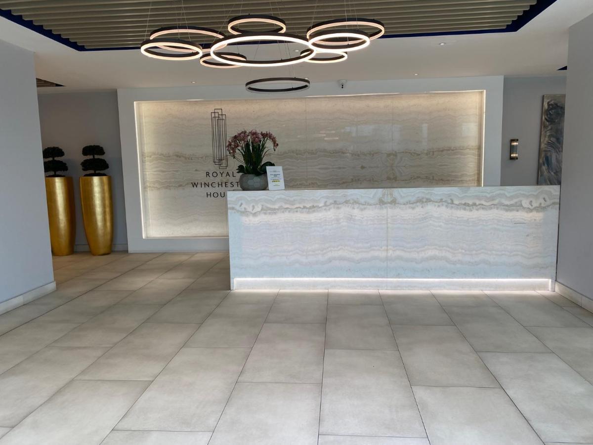 Berks Luxury Serviced Apartments , Free Parking, Free Gym And Free Wifi Бракнел Екстериор снимка