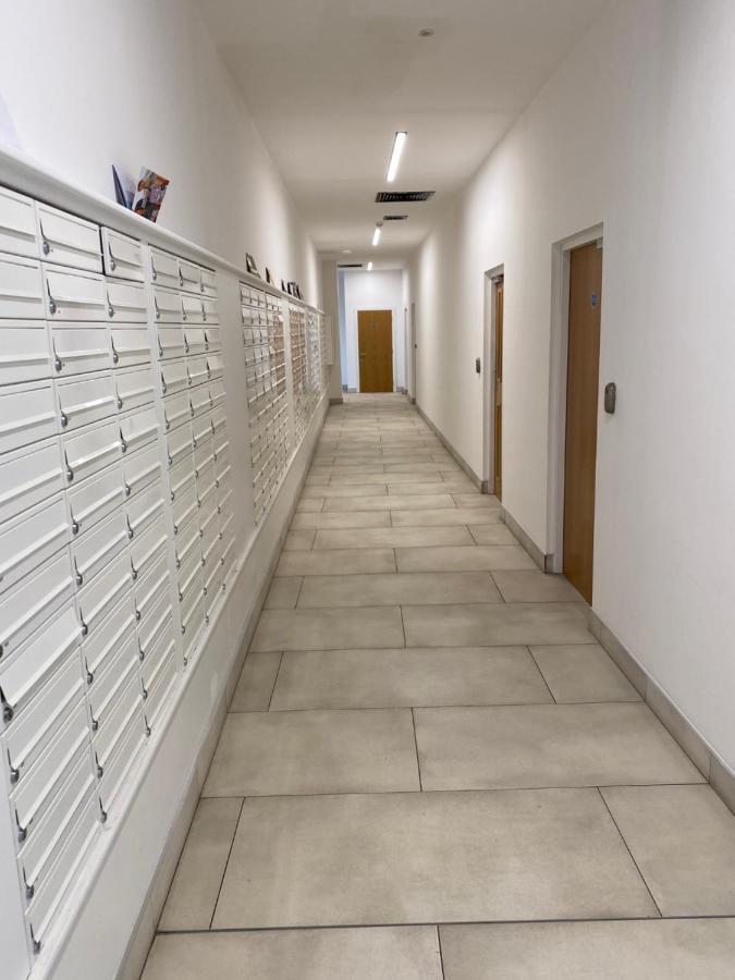Berks Luxury Serviced Apartments , Free Parking, Free Gym And Free Wifi Бракнел Екстериор снимка