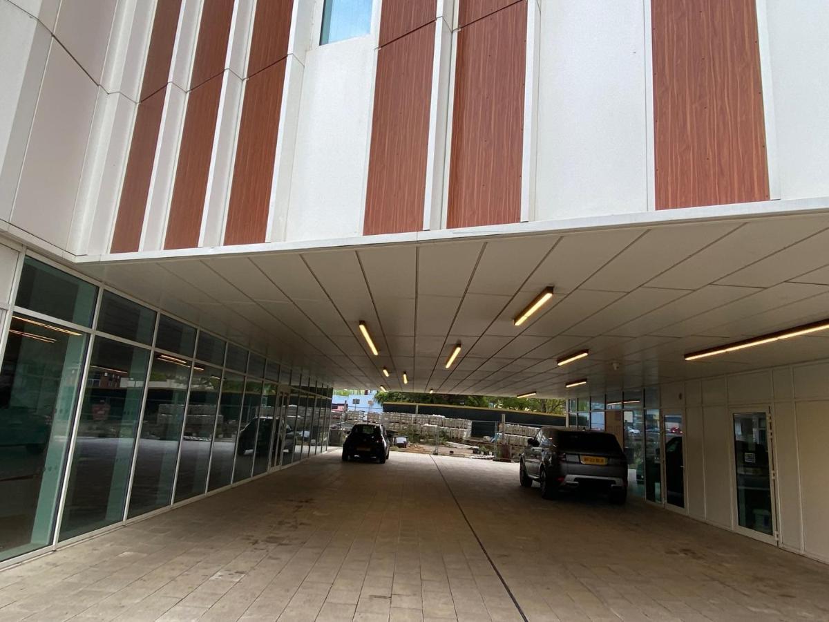 Berks Luxury Serviced Apartments , Free Parking, Free Gym And Free Wifi Бракнел Екстериор снимка