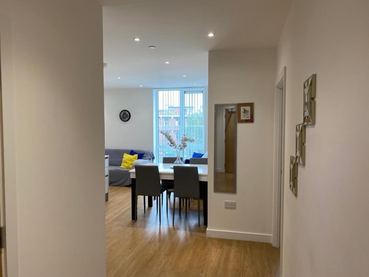 Berks Luxury Serviced Apartments , Free Parking, Free Gym And Free Wifi Бракнел Екстериор снимка