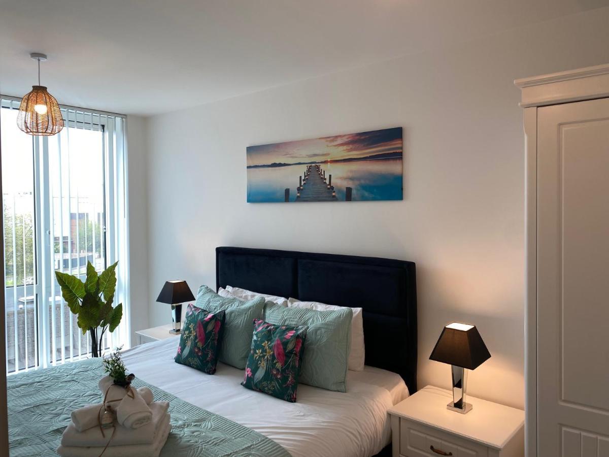 Berks Luxury Serviced Apartments , Free Parking, Free Gym And Free Wifi Бракнел Екстериор снимка