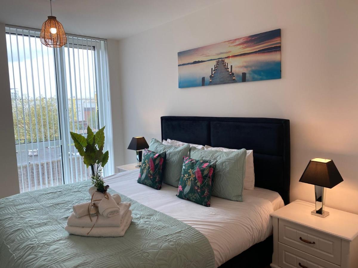 Berks Luxury Serviced Apartments , Free Parking, Free Gym And Free Wifi Бракнел Екстериор снимка