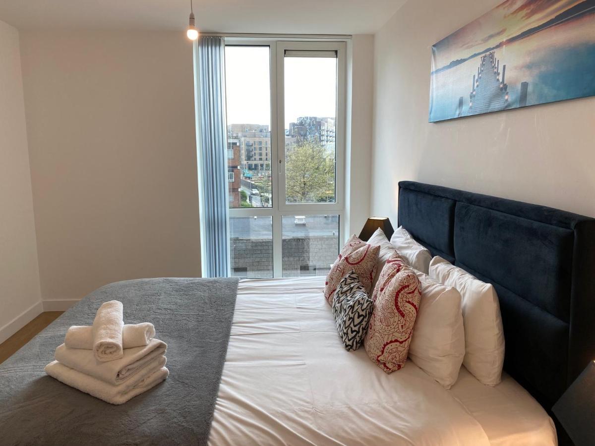 Berks Luxury Serviced Apartments , Free Parking, Free Gym And Free Wifi Бракнел Екстериор снимка