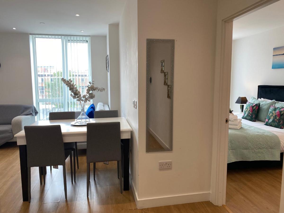 Berks Luxury Serviced Apartments , Free Parking, Free Gym And Free Wifi Бракнел Екстериор снимка