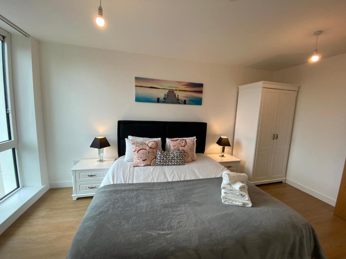 Berks Luxury Serviced Apartments , Free Parking, Free Gym And Free Wifi Бракнел Екстериор снимка