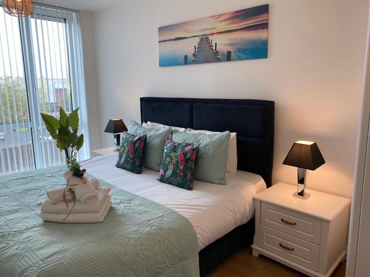 Berks Luxury Serviced Apartments , Free Parking, Free Gym And Free Wifi Бракнел Екстериор снимка