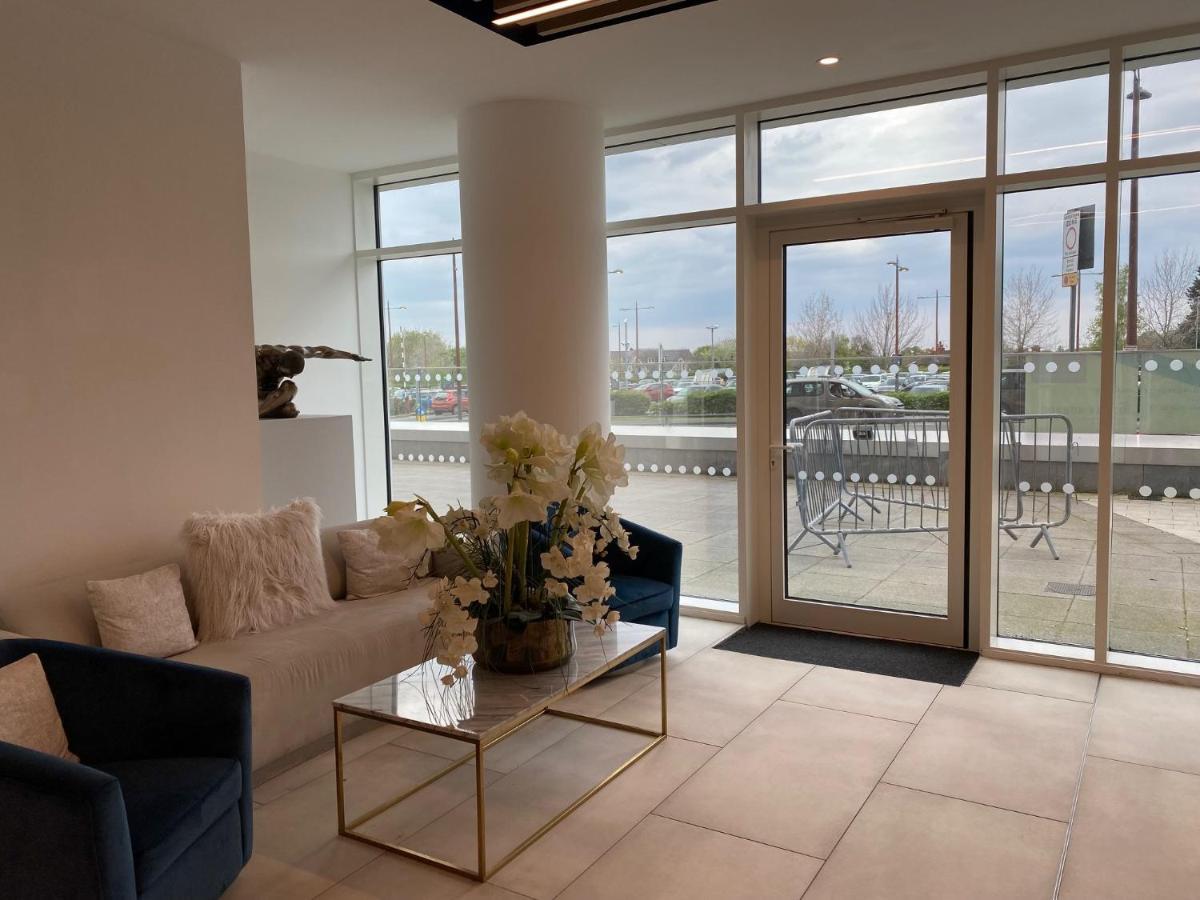 Berks Luxury Serviced Apartments , Free Parking, Free Gym And Free Wifi Бракнел Екстериор снимка