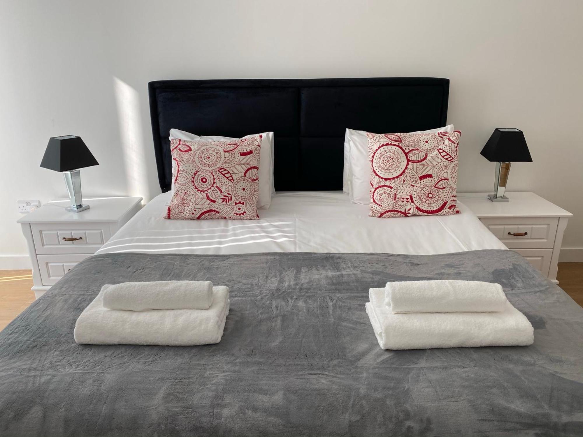 Berks Luxury Serviced Apartments , Free Parking, Free Gym And Free Wifi Бракнел Стая снимка