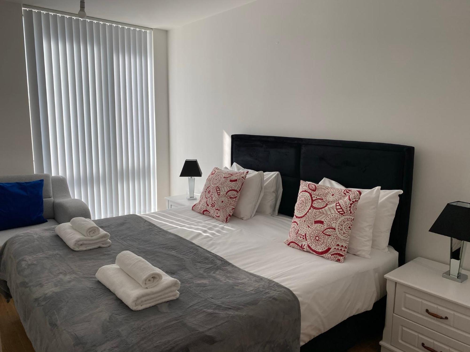 Berks Luxury Serviced Apartments , Free Parking, Free Gym And Free Wifi Бракнел Стая снимка